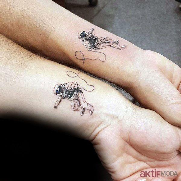 Minimal Dövme Modelleri: Anlamlı ve Çizgisel Tasarımlar Astronot Dövmeleri - Minimal Dövme Modelleri: Anlamlı ve Çizgisel Tasarımlar