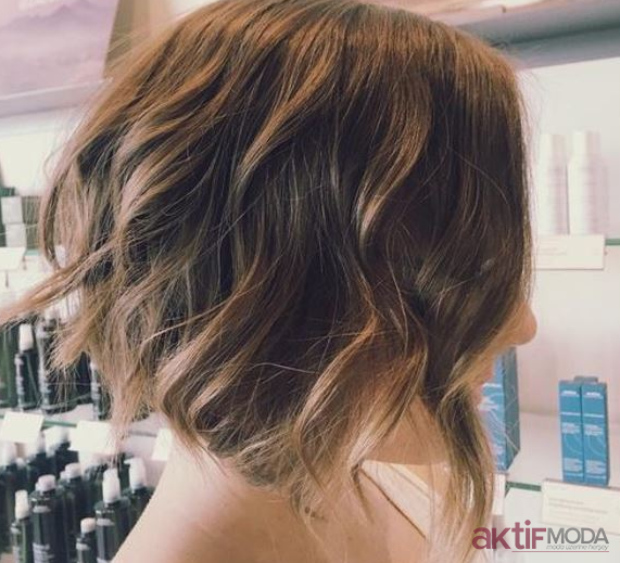 Dalgalı Asimetrik Saç Kesim Modelleri