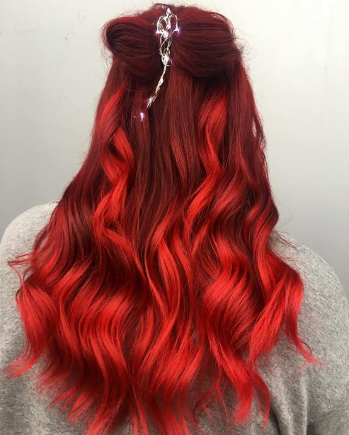 Dalgalı Kızıl Saç Modelleri