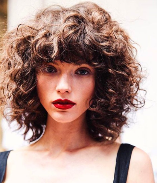 Kıvırcık Kaküllü Kısa Saç Dalgalı Kısa Saç Modelleri 2021