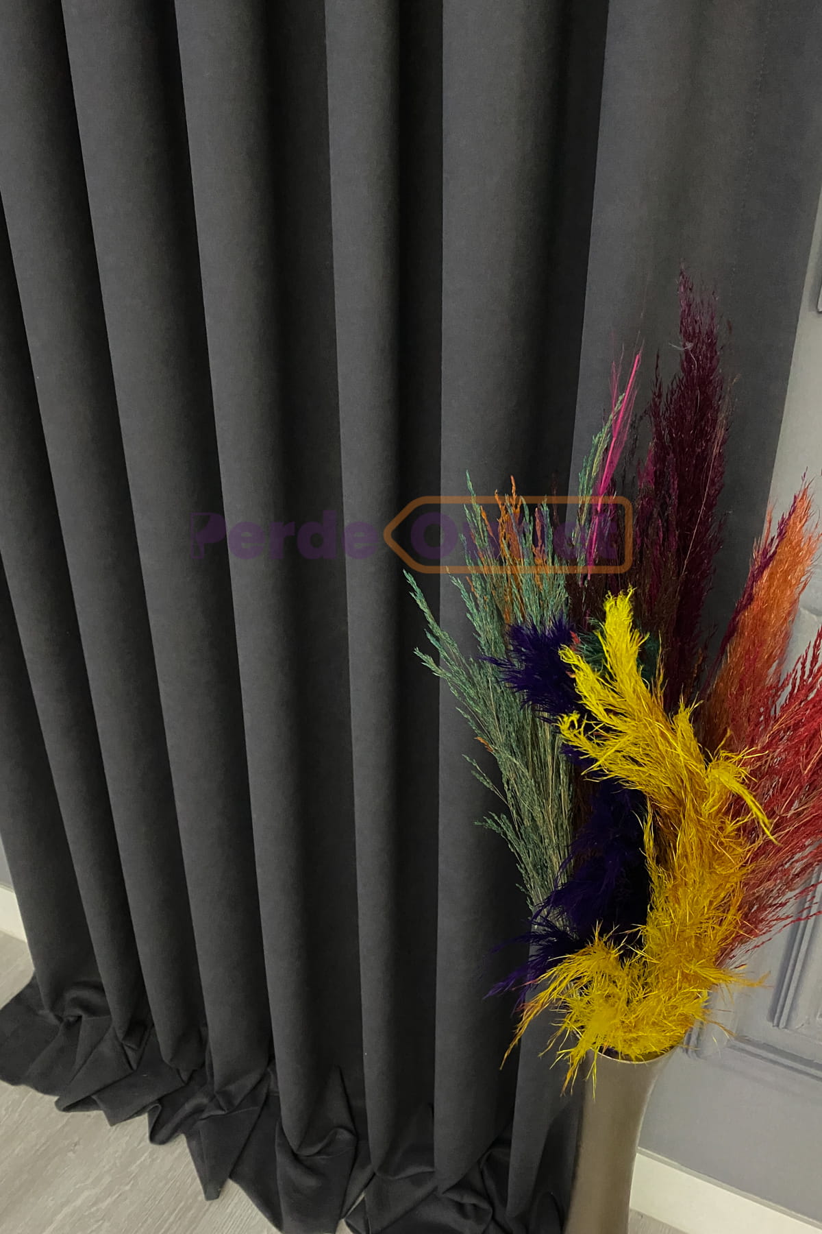 koyu gri duz fon perde 6 1200x1800 1 - 2022 Salon Dekorasyonu İ&ccedil;in Perde Fikirleri